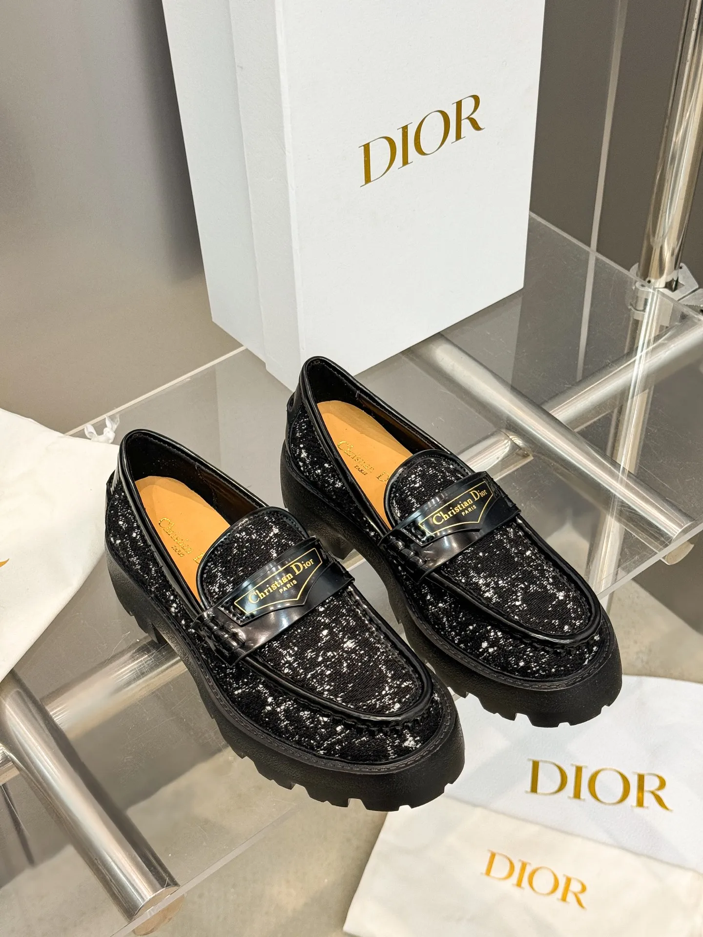 👟👟Ex-factory price 600👟👟 Dior 2024 new autumn and winter D-Boy letter logo color-blocked thick-soled women's shoes. Star's same style slip-on belt buckle round-toe retro low-heeled loafers. Material: imported open-edge beaded cowhide stitching eco-friendly rattan plaid tweed + water-dyed sheepskin lining + original molded IP outsole. Bottom thickness: 3.5CM Size: 35-42 (41.42 customized, non-refundable and non-exchangeable)